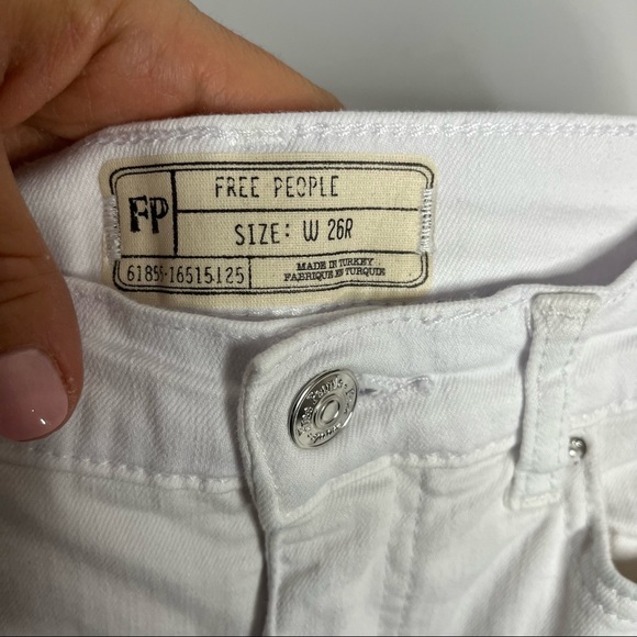 3) NWT Free People White Denim Busted Knee Distressed Skinny 9” Jeans Size 26 - Picture 10 of 15
